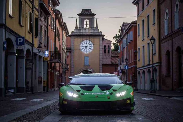 Lamborghini Huracan GT3 EVO nel centro di Sant'Agata Bolognese