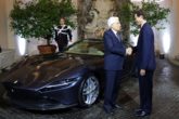 John Elkann presenta al Presidente Mattarella la nuova Ferrari Roma 23