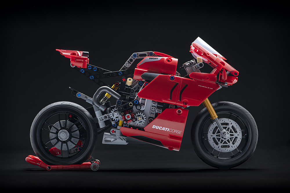 Ducati-Panigale-V4-R-Lego-Technic-12.jpg