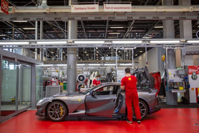 Stabilimento Ferrari fabbrica Maranello 812 GTS - dipendenti
