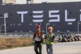 Tesla aggira il lockdown «Operai, dormite in fabbrica»