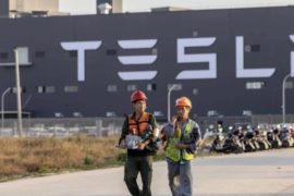 Tesla aggira il lockdown «Operai, dormite in fabbrica»