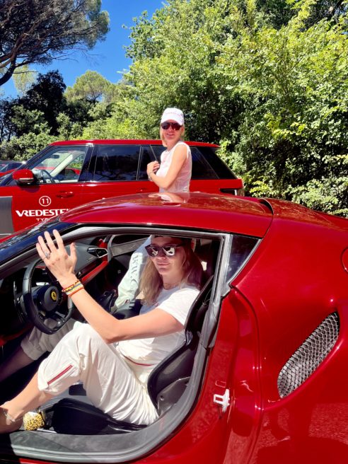 Jemma e Jodie Kidd con la loro Ferrari 296 GTB ibrida