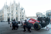 Alfa Romeo sfreccia Milano con la F1 nel giorno del 112° Anniversario