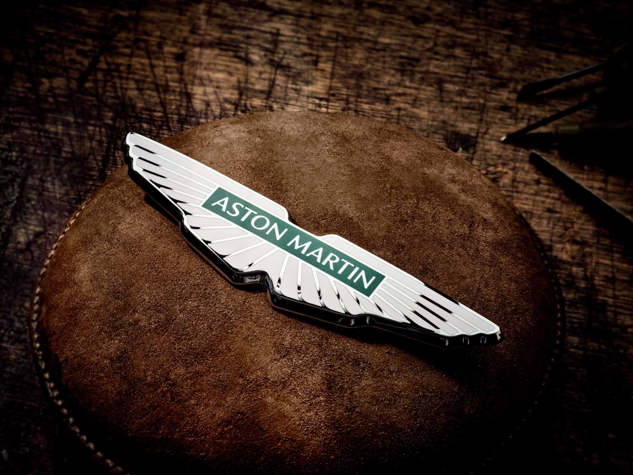 Aston Martin Wings Badge Production_07 Grande