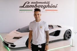 Lautaro Martinez fa visita alla Lamborghini, il toro nella Casa dei tori - 7