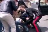 Poliziotti e carabinieri picchiati su strada, in aumento le aggressioni