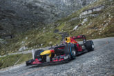 La Red Bull F1 sfreccia sul Passo del Gottardo con Buemi