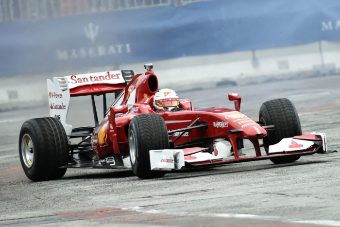 Ferrari F1 al Motor Show, Giovinazzi fa spettacolo con la F60. In pista con la monoposto che partecipò al Mondiale di F1 2009.