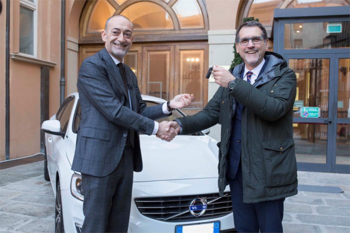Volvo consegna al Sindaco di Bologna Merola una V60 Twin Engine