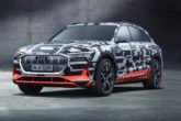 e-tron, in vendita 200 esemplari della prima auto elettrica Audi. Prenotabile con un anticipo di 3.000 euro, debutterà in Italia entro la fine del 2018.