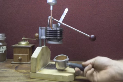 Macchinetta del caffè con pistone e cilindro da moto