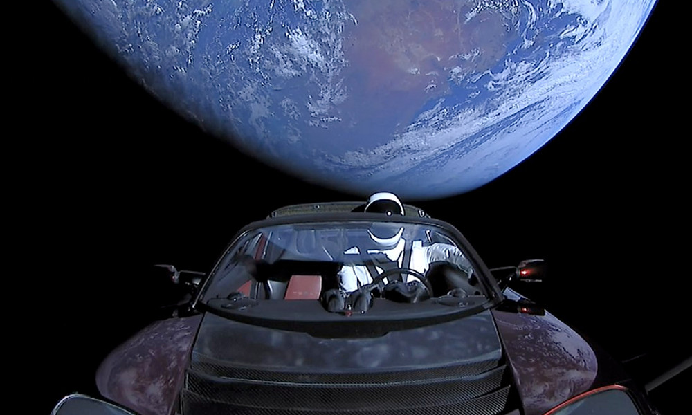Starman a bordo della Tesla Roadster in orbita nel sistema solare