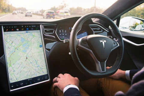In Cina le auto parlano con il governo - Tesla Autopilot