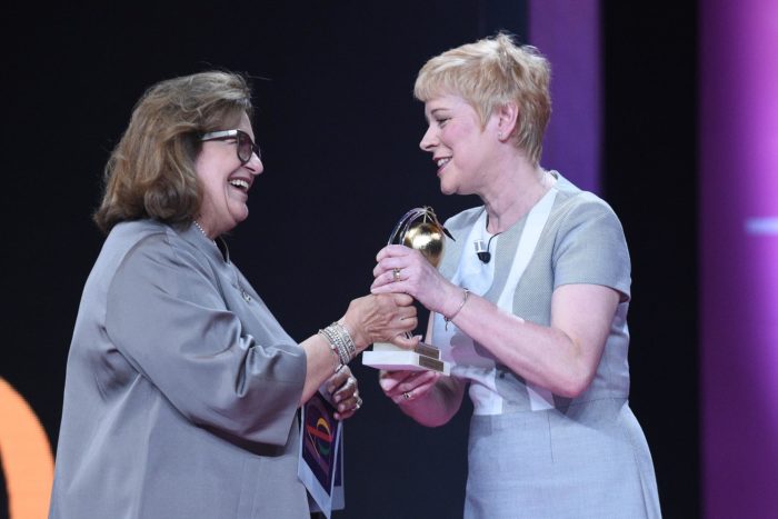 Linda Jackson riceve  da Bianca Carretto la Mela d'Oro durante 29esima edizione del Premio Marisa Bellisario "Donne ad Alta Quota"