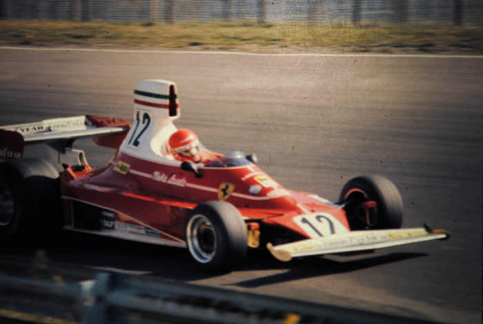 NIki Lauda su Ferrari nel 1977.