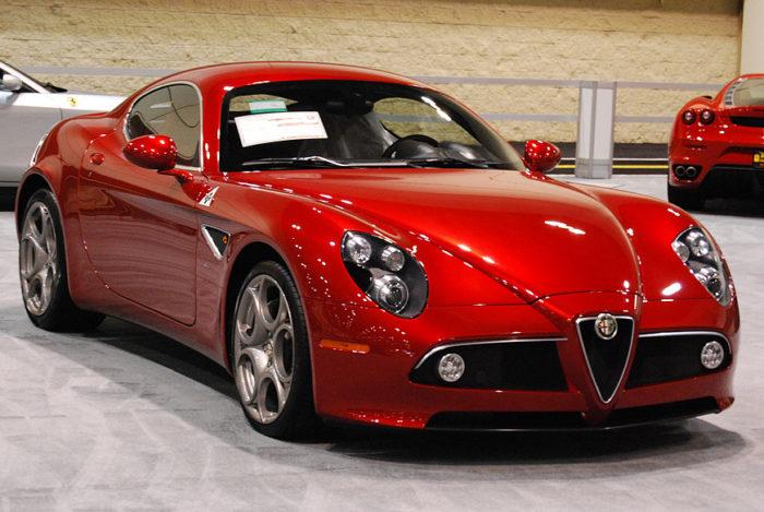 Alfa Romeo 8C, 2007 Capolavoro di design, sotto il cofano il V8 di Maserati-Ferrari. Una scultura in movimento.