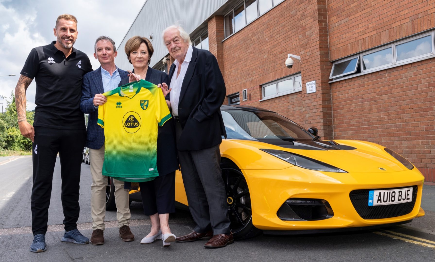 Lotus presenta il nuovo logo, partnership col Norwich City football Club 2