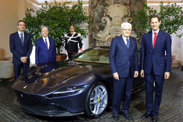 John Elkann presenta al Presidente Mattarella la nuova Ferrari Roma 21
