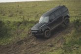 Land Rover Defender star con la spia 007 James Bond in "No time to die"