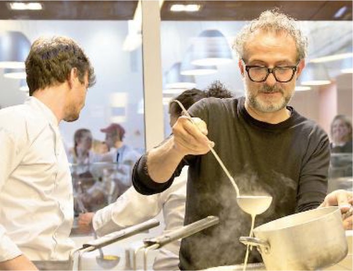 Lo chef Massimo Bottura alla guida del ristorante Ferrari