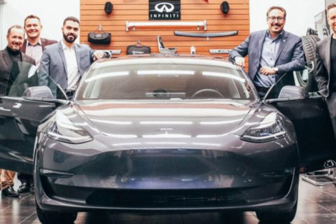 Concessionario Infiniti vende una Tesla Model 3
