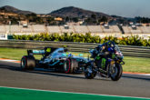 Valentino Rossi e Lewis Hamilton in pista con Mercedes e Yamaha