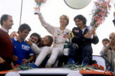 Mouton (a destra) e Fabrizia Pons festeggiano la loro storica vittoria al Rally di Sanremo 1981, la prima per un equipaggio femminile nel campionato del mondo rally.
