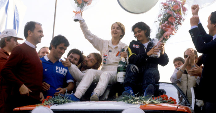 Mouton (a destra) e Fabrizia Pons festeggiano la loro storica vittoria al Rally di Sanremo 1981, la prima per un equipaggio femminile nel campionato del mondo rally.
