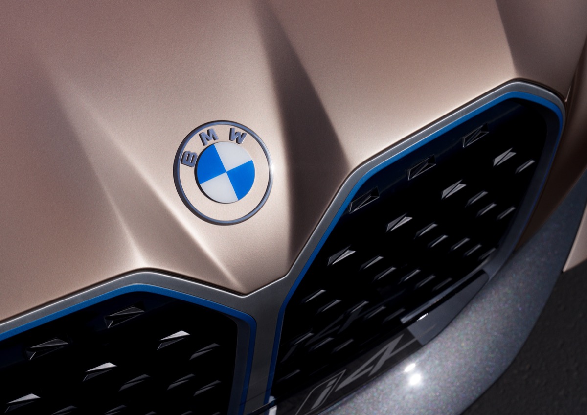 Nuovo logo BMW, dopo venti anni cambio generazionale