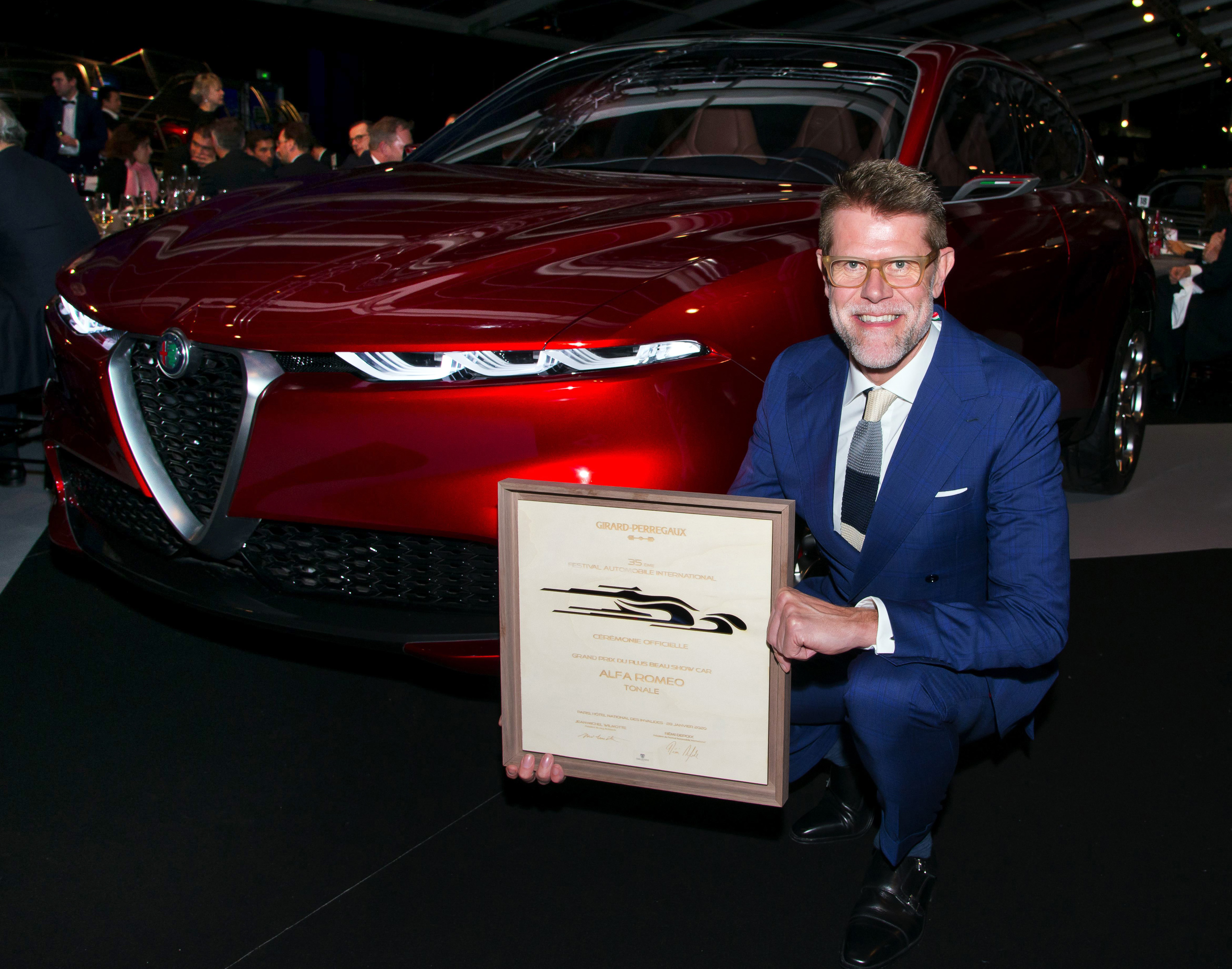 Klaus Busse, Head of Design FCA EMEA region, con Alfa Romeo Tonale Concept