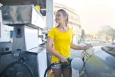 Prezzo medio benzina diesel carburante stazione rifornimento distributore - petrolio Prezzo record del 2021 per i carburanti
