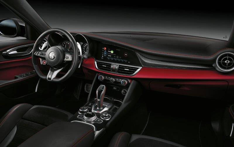 Alcantara veste gli interni di Alfa Romeo Giulia e Stelvio Quadrifoglio 2020 23