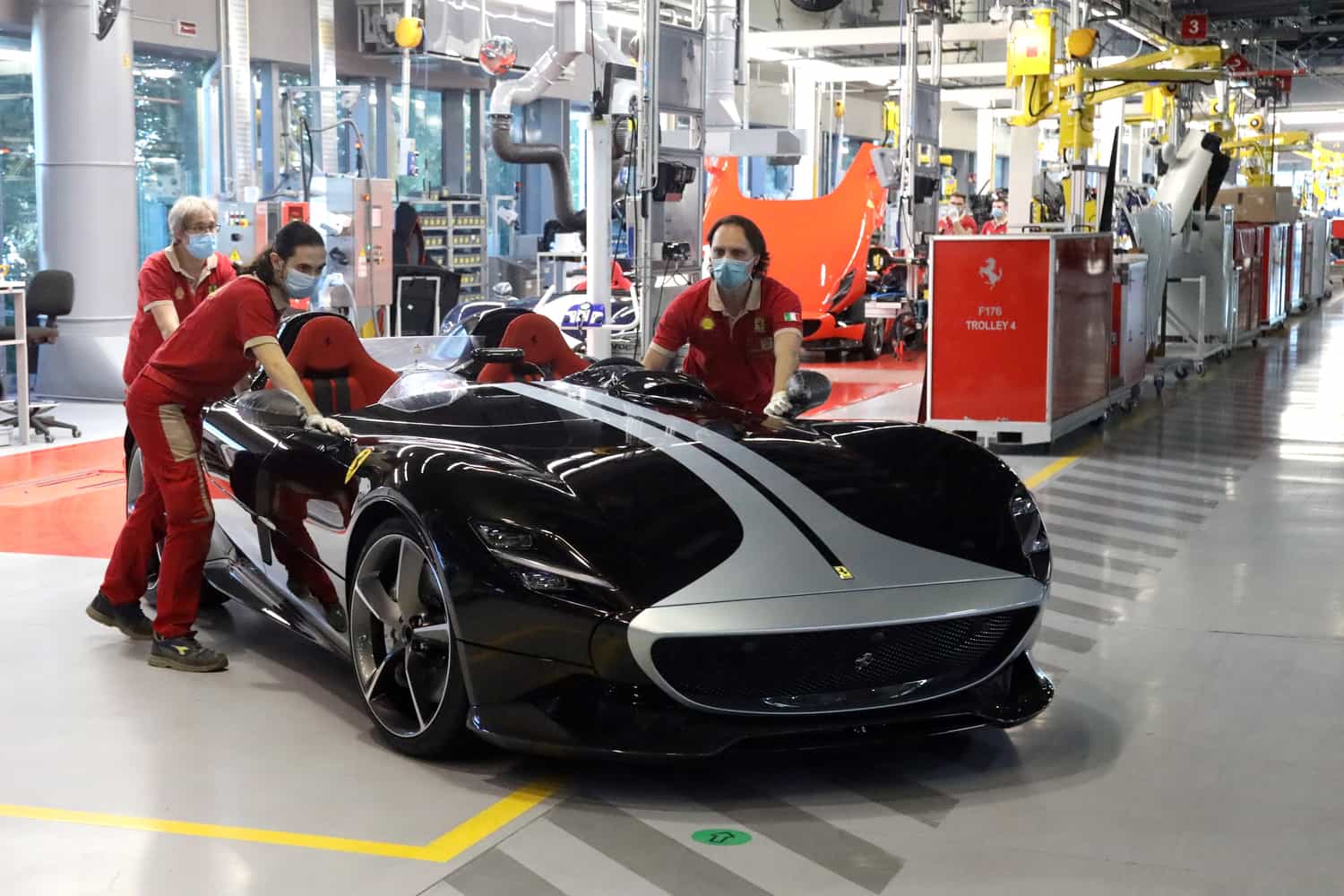 Ferrari riparte veloce come in un GP dopo la chiusura più lunga - produzione - fabbrica - stabilimento - Made in Italy