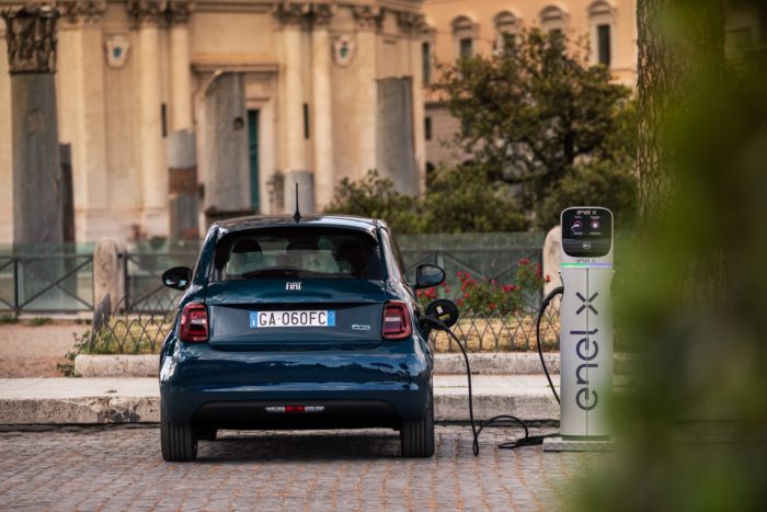 Fiat 500 la prima berlina, nuova versione elettrica. La cabrio è ...