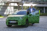 Lohscheller, CEO di Opel mostra il nuovo Mokka, il B SUV elettrico
