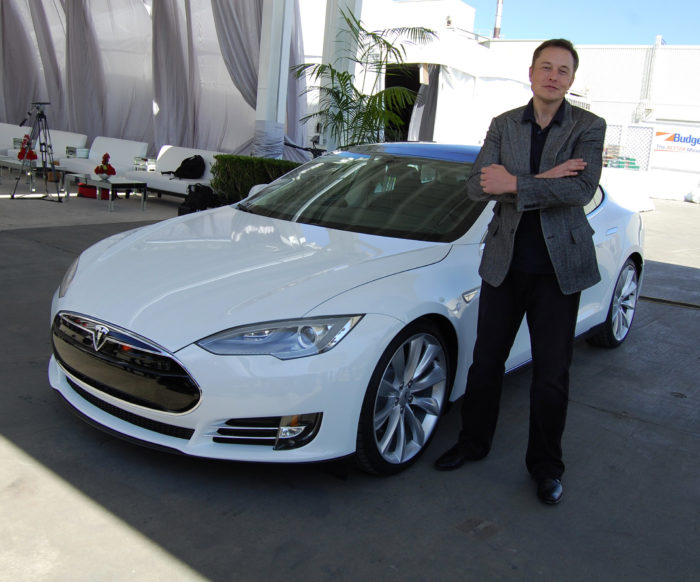 Elon Musk e Tesla Model S nella fabbrica di Freemont in California