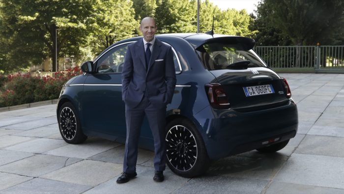 Luca Napolitano, Head of EMEA Fiat, Lancia & Abarth Brands, con la Nuova 500
