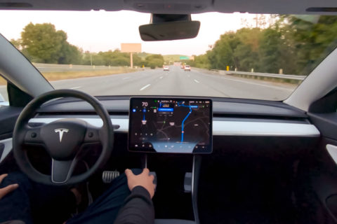 Tesla lancia la guida autonoma in abbonamento