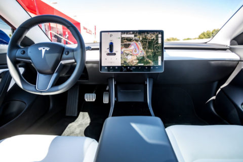 Le Tesla sono le auto più connesse al mondo, secondo PC Magazine