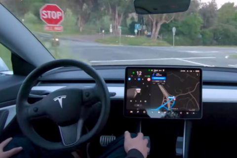Tesla Full Self Driving è un nome fuorviante e irresponsabile