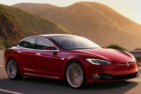Tesla annulla gli ordini dei clienti che ritardano il ritiro del veicolo