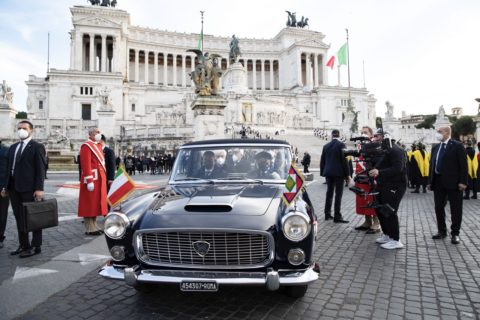 Il Presidente della Repubblica Italiana Sergio Mattarella torna al Quirinale a bordo della Lancia Flaminia Presidenziale - 3 Large