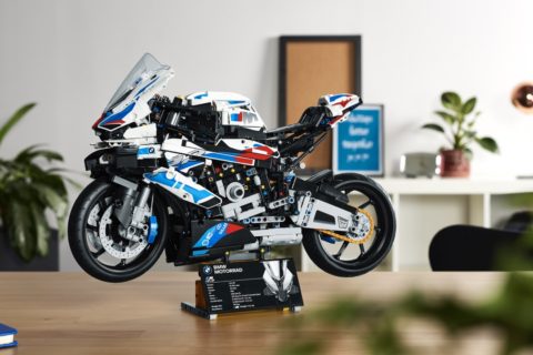 Lego Technic BMW M 1000 RR con l'originale allo Store Milano San Babila