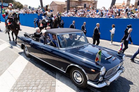 Lancia Flaminia Presidenziale accompagna Mattarella alla parata del 2 giugno