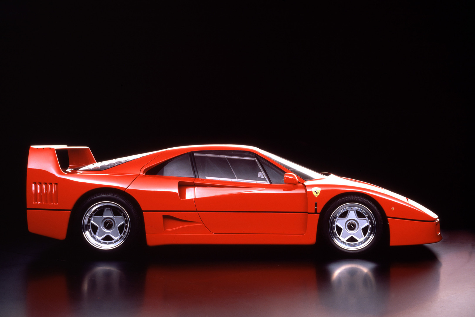 Ferrari-F40-compie-30-anni-mito-del-Cavallino-Rampante-c-F40-1620x1080