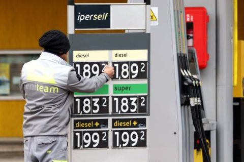 Benzinai, multe ridotte Stop caro Carburanti PREZZI Distributore di benzina (Imagoeconomica) caro benzina