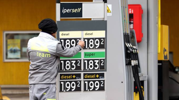 Stop caro Carburanti PREZZI Distributore di benzina (Imagoeconomica) caro benzina