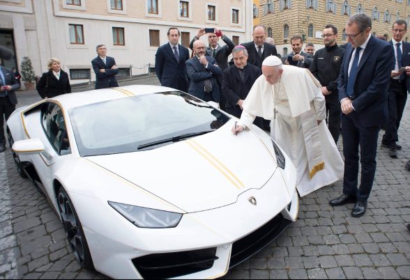 Lamborghini-Haracan-bianca-di-Papa-Francesco-scaled-e1674810833325-588x402.jpg