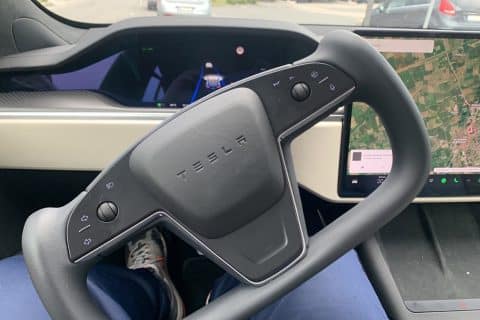 Yoke Tesla Model S Plaid prova 2023 - 22 a quando la Guida totalmente autonoma?